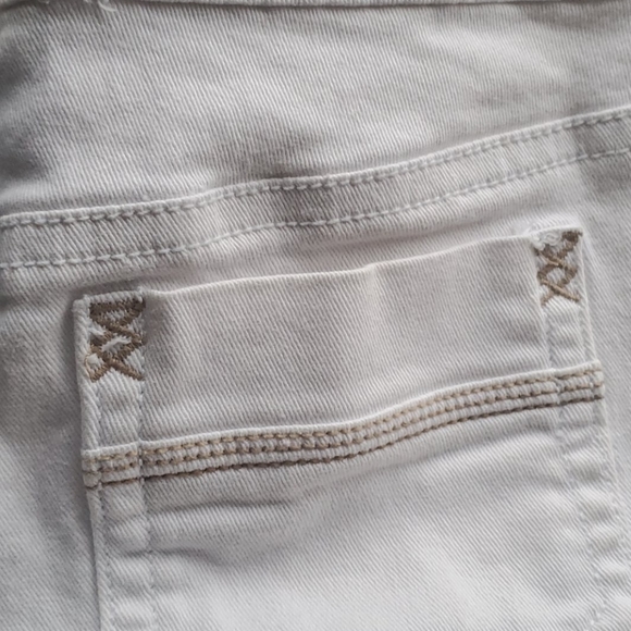 Shorts - Picture 3 of 4